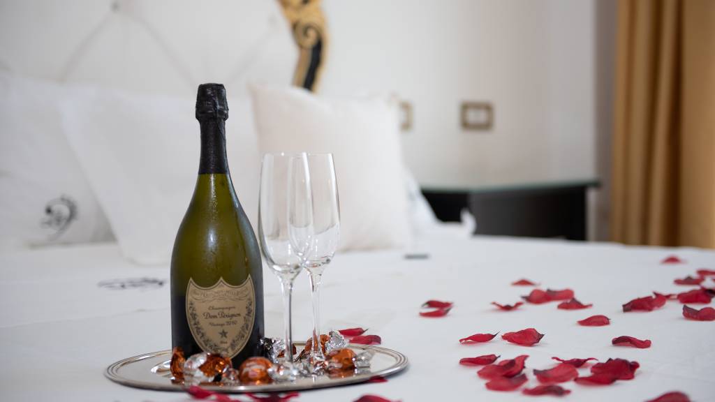Ludwig-Boutique-Hotel-Bolsena-details-room-sparkling-wine-CRI4754
