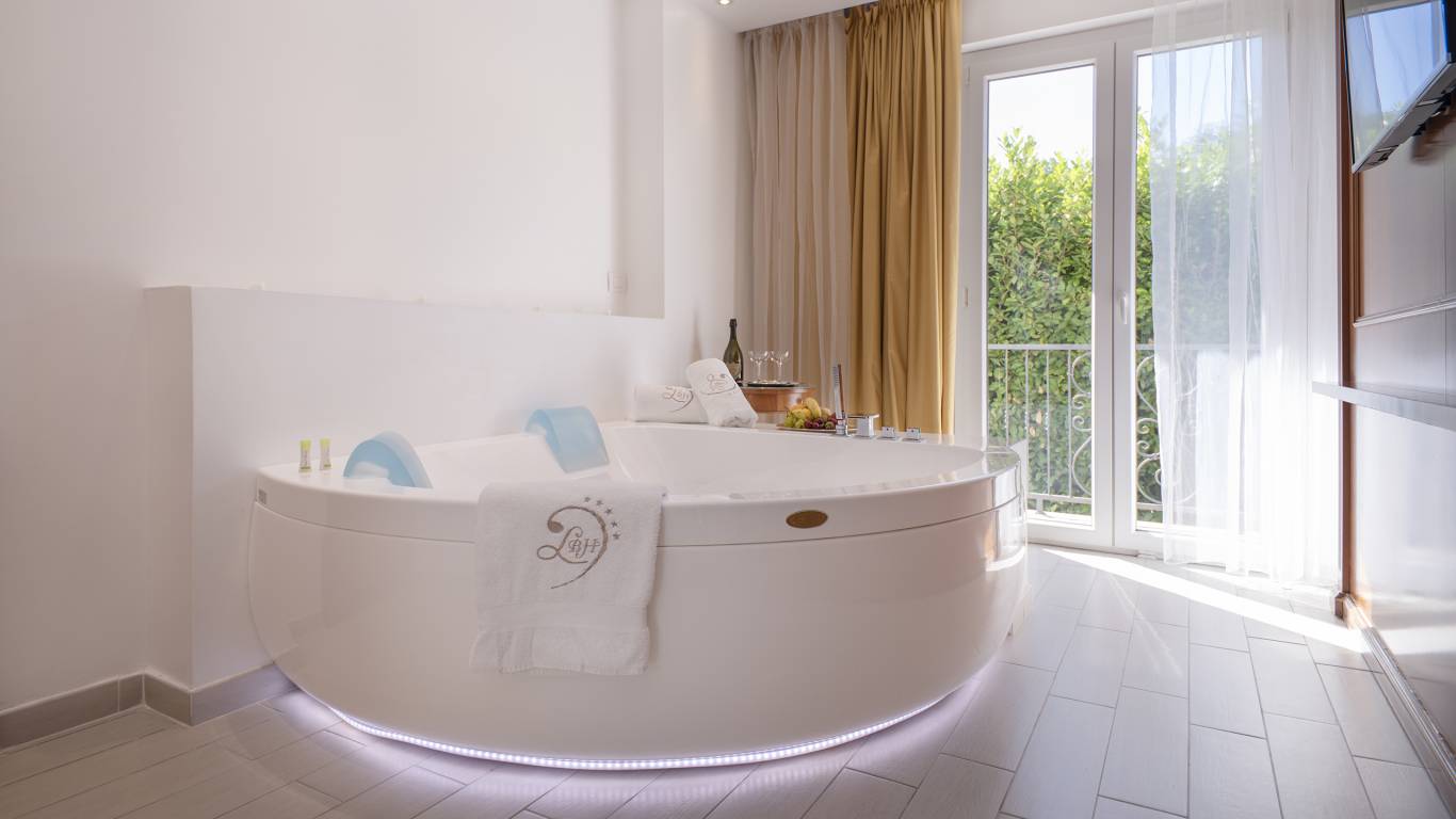 Ludwig-Boutique-Hotel-Bolsena-details-hydro-massage-bath-tub-1