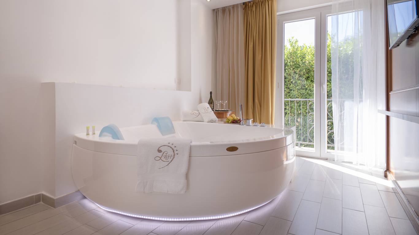 Ludwig-Boutique-Hotel-Bolsena-details-hydro-massage-bath-tub-1