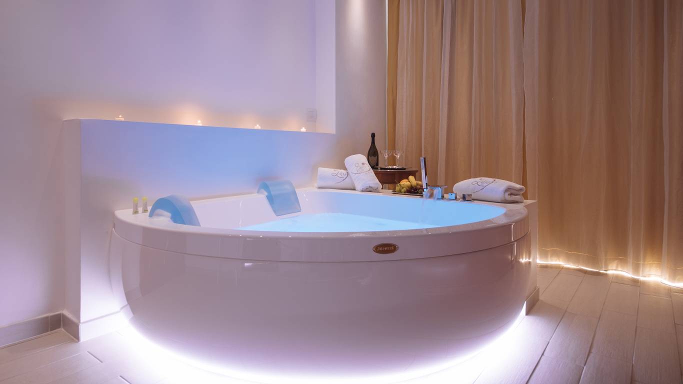 Ludwig-Boutique-Hotel-Bolsena-details-hydro-massage-bath-tub-1-3