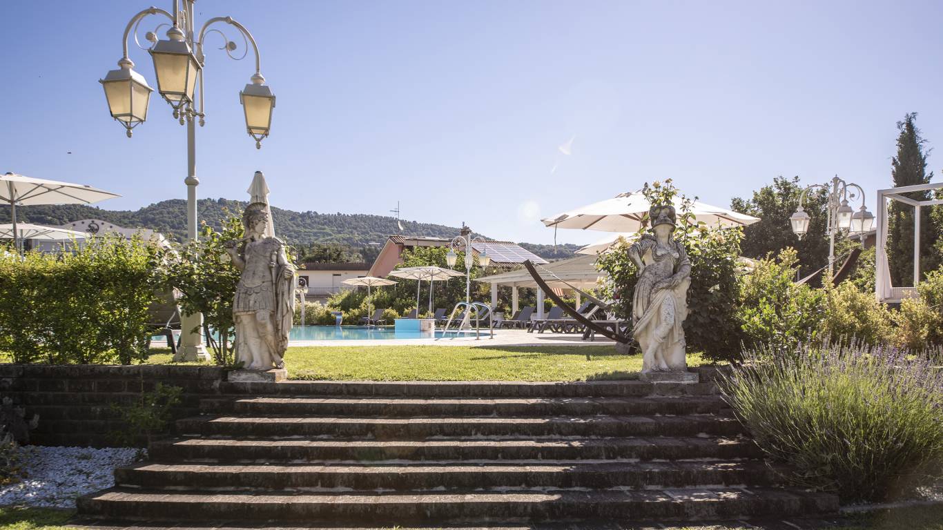 Ludwig-Boutique-Hotel-Bolsena-outdoor-swimming-pool-1-5