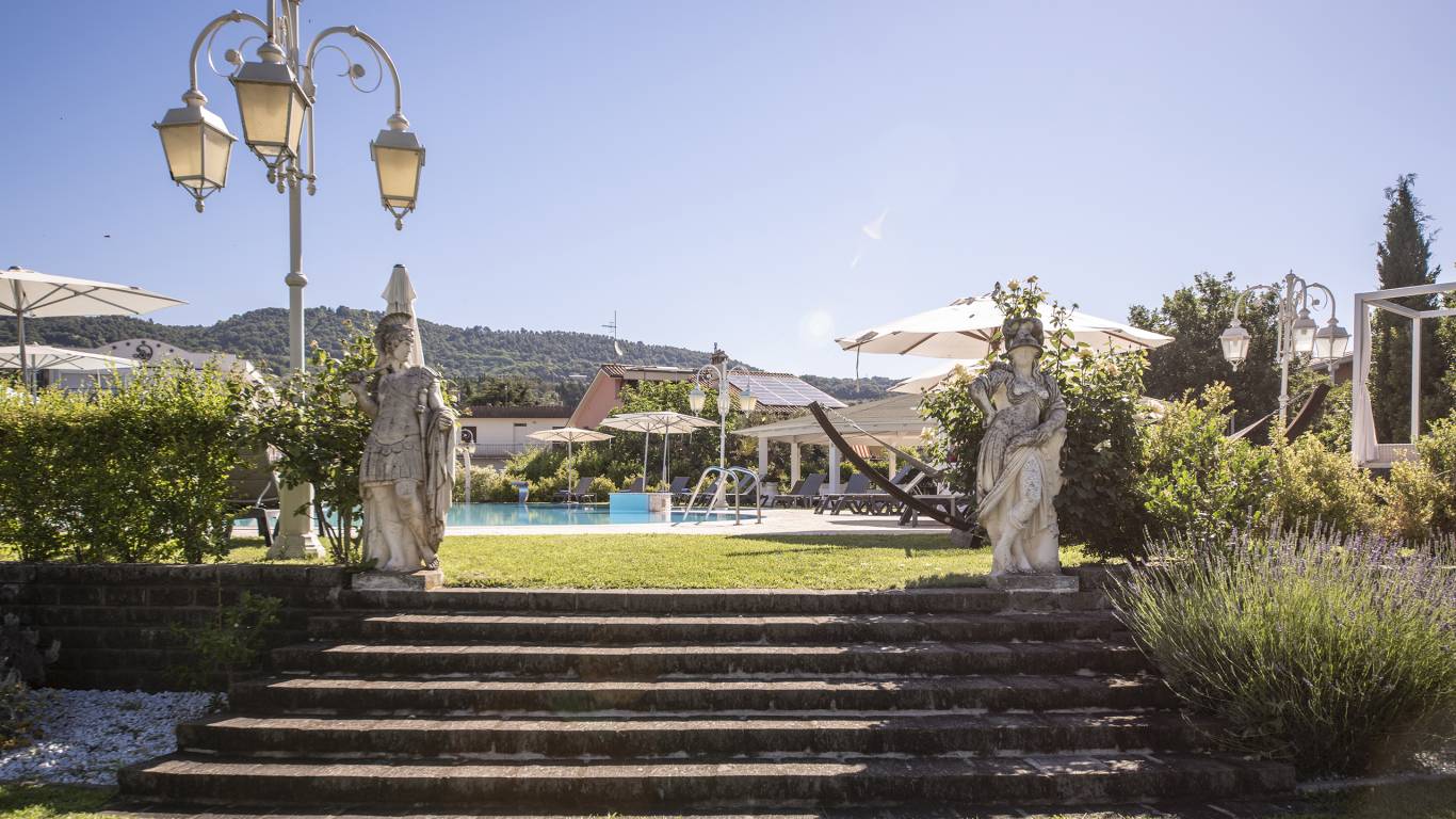 Ludwig-Boutique-Hotel-Bolsena-esterni-piscina-1-5