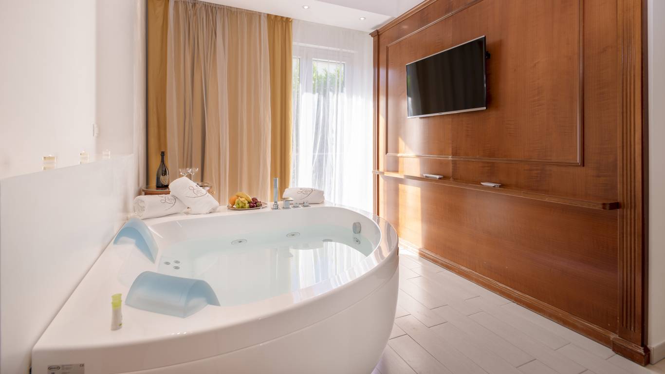 Ludwig-Boutique-Hotel-Bolsena-details-hydro-massage-bath-tub-1-5