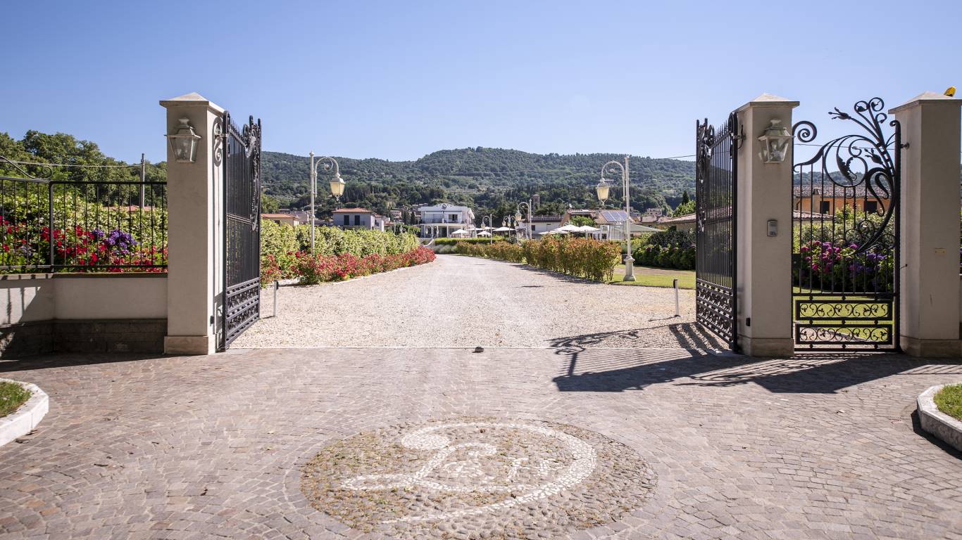 Ludwig-Boutique-Hotel-Bolsena-outdoor-gate-1-9