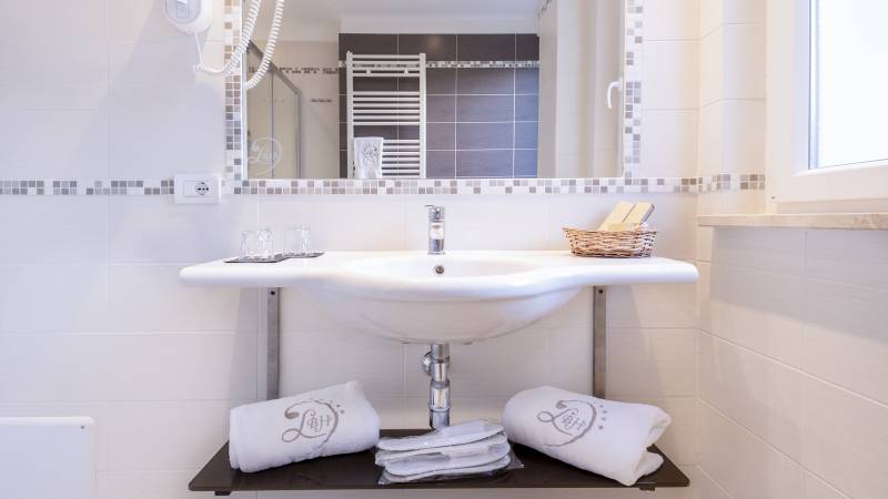 Ludwig-Boutique-Hotel-Bolsena-dettagli-bagno-1-2